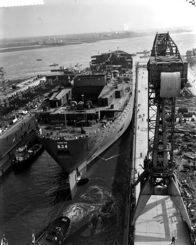 Tewaterlating grootste tanker bij Verolme. Het schip verlaat het dok, Bestanddeelnr 912-9450