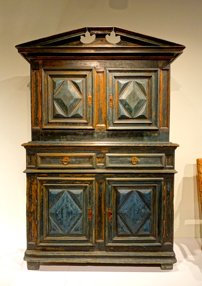 Two-tiered buffet, Quebec, Deschambault, 1700-1725, pine - Montreal Museum of Fine Arts - Montreal, Canada - DSC09074
