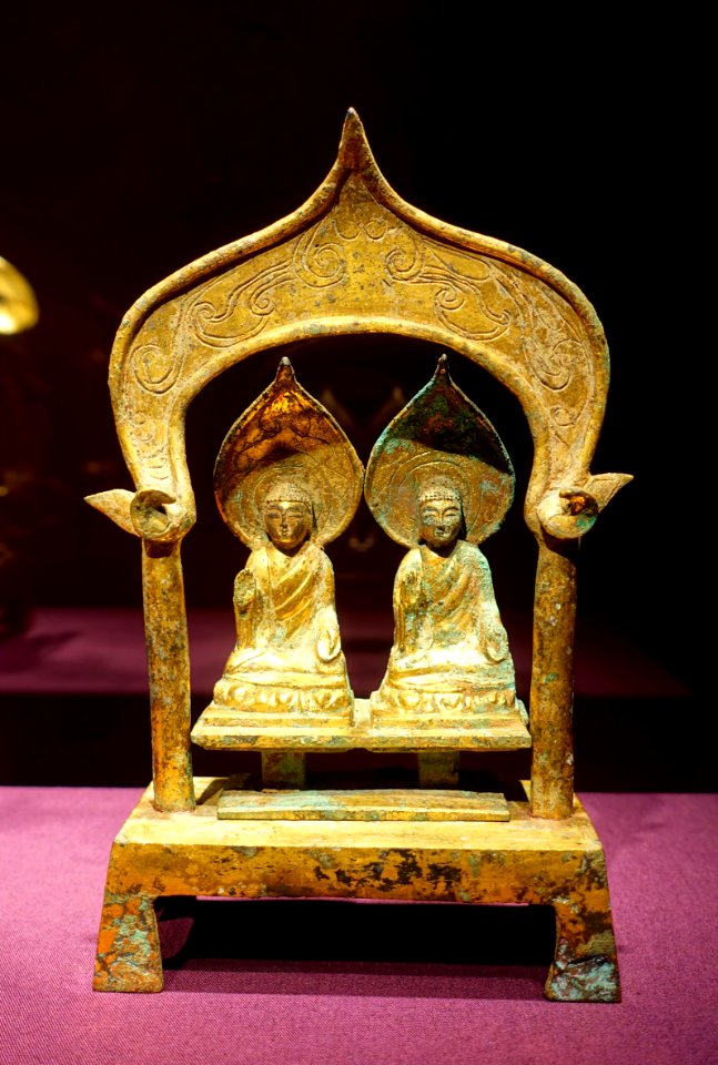 Two buddhas seated side by side, China, Sui dynasty, 609 AD, gilt bronze - Arthur M. Sackler Gallery - DSC05198