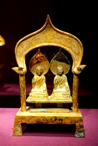 Two buddhas seated side by side, China, Sui dynasty, 609 AD, gilt bronze - Arthur M. Sackler Gallery - DSC05198