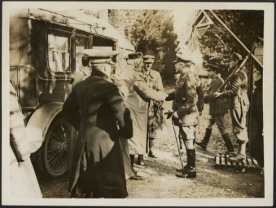 The Commander-in-Chief greeting the King of Montenegro at his Chateau, Bestanddeelnr 158-2830