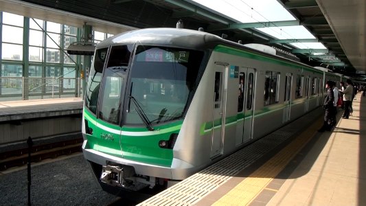 Tokyo Metro 16000 stopping at Noborito