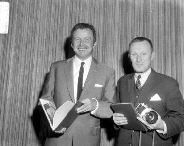 Toon Hermans (links) ontving fotoboek, fotos gemaakt door Robbie Pauwels (rechts, Bestanddeelnr 918-9620