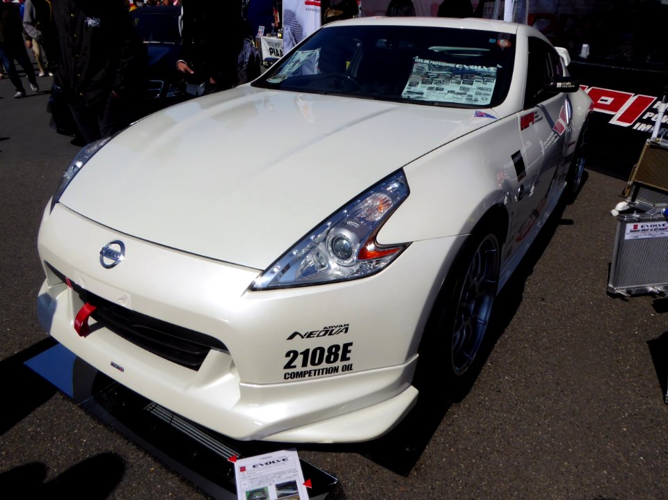 The frontview of Nissan FAIRLADY Z (Z34) with EVOLVE side tank oil-cooler kit