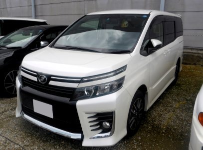 The frontview of Toyota VOXY ZS (R80W)