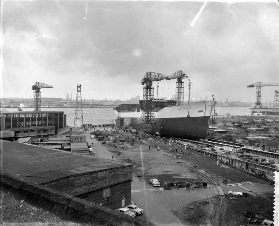 Tewaterlating van de Naess Endeavour bij de NDSM, Bestanddeelnr 911-5474
