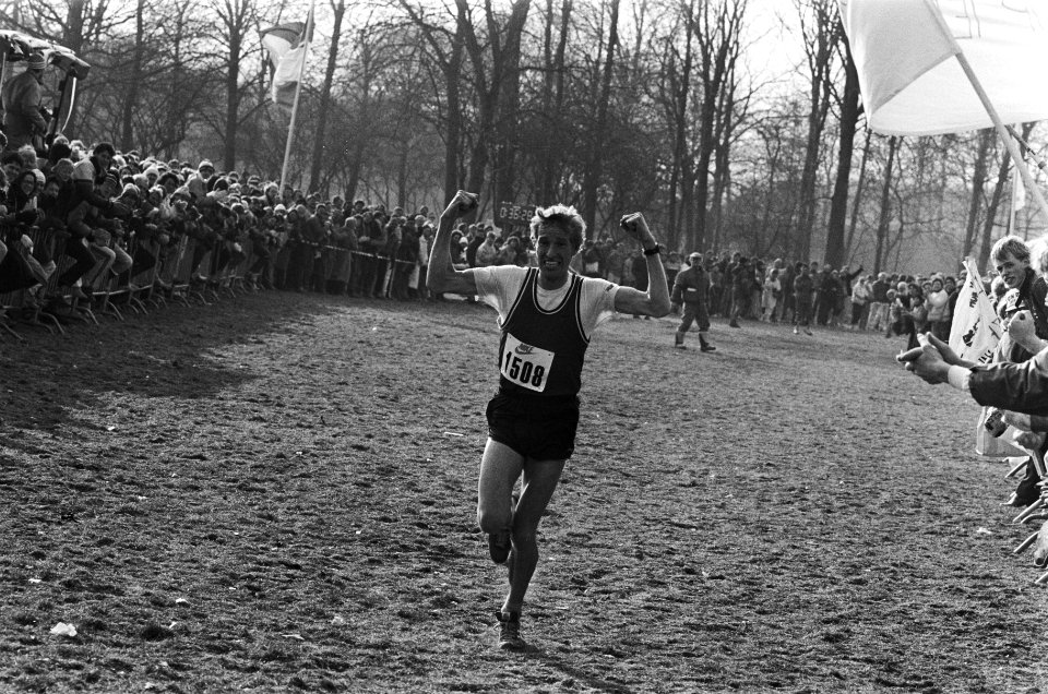 Tonnie Dirks gaat bij de heren als eerste over de finish, Bestanddeelnr 933-5812