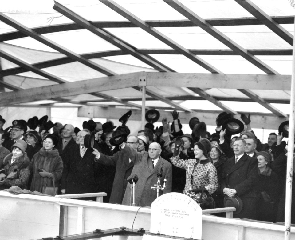 Tewaterlating van de Ondina door Prinses Irene bij de RDM, de champagnefles sp, Bestanddeelnr 912-0792
