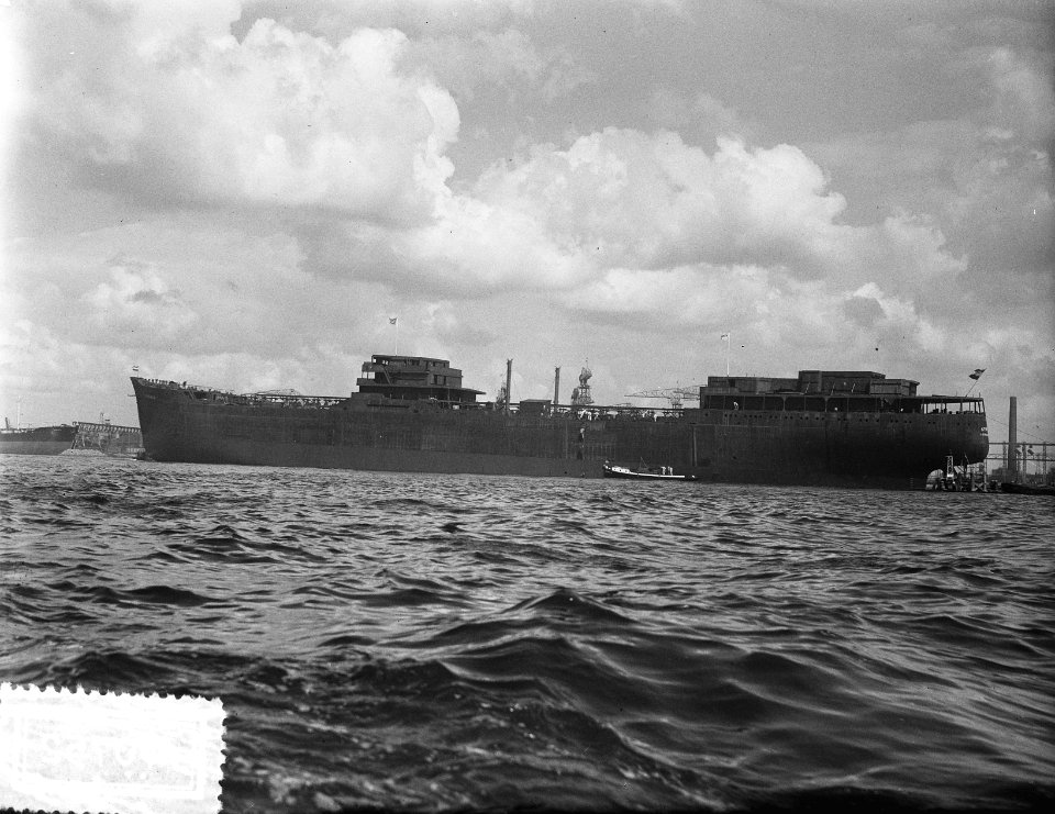 Tewaterlating tanker Kermia door mevrouw dAilly NDSM, Bestanddeelnr 907-0752