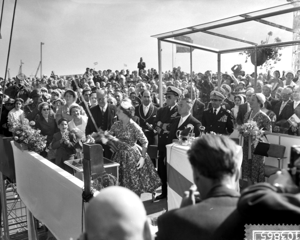 Tewaterlating van de tanker Mohammed Reza Shah door Prinses Margriet in aanwez, Bestanddeelnr 910-3865