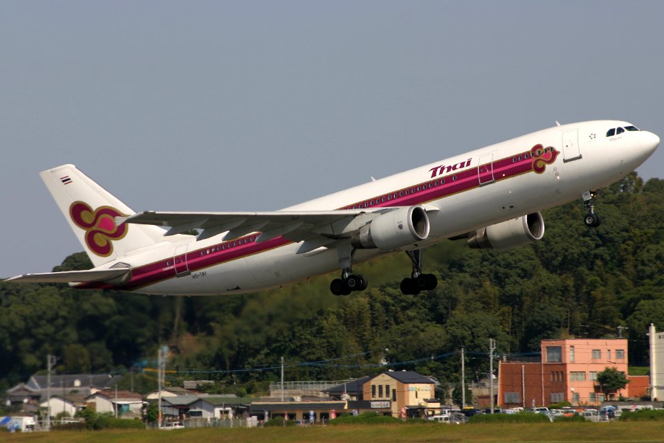 ThaiAirwaysInternational A300 fukuoka 20041023120922