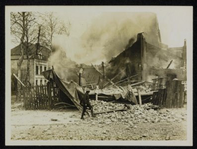 The effect of a high explosive shell in a town in the fighting area, Bestanddeelnr 158-1214