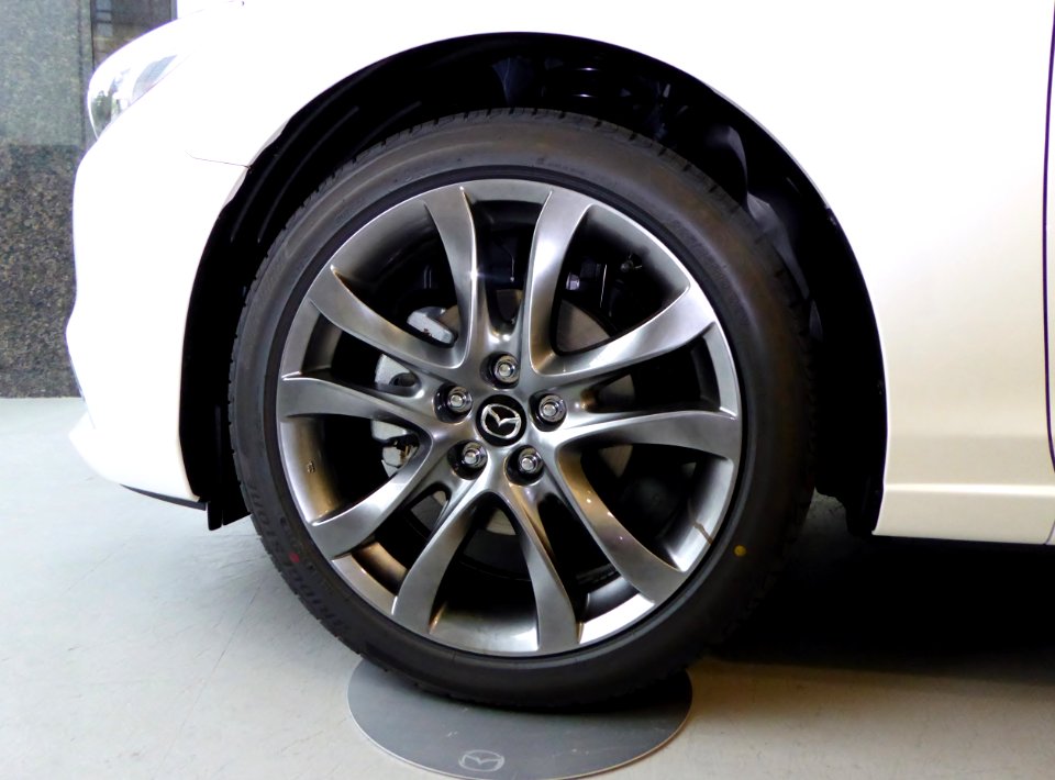 The tire wheel of Mazda ATENZA SEDAN 25S L Package (GJ)