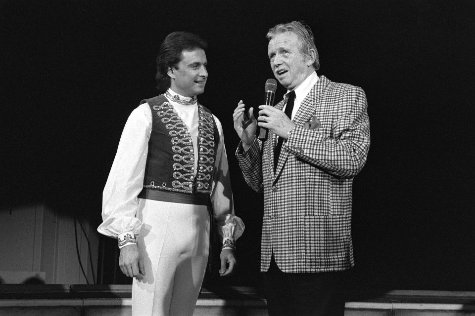 Toon Hermans (r) reikte tijdens voorstelling Circus Knie in Carre in Amsterdam O, Bestanddeelnr 933-8488