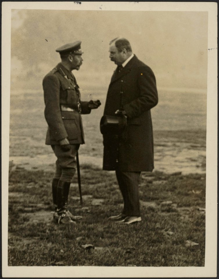 The King inspects the Houshold Battalion in Hyde Park.With Lord Derby., Bestanddeelnr 158-1941