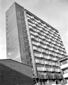 Torenflat aan het Surinameplein te Amsterdam. Zijkant van de flat, Bestanddeelnr 913-4651
