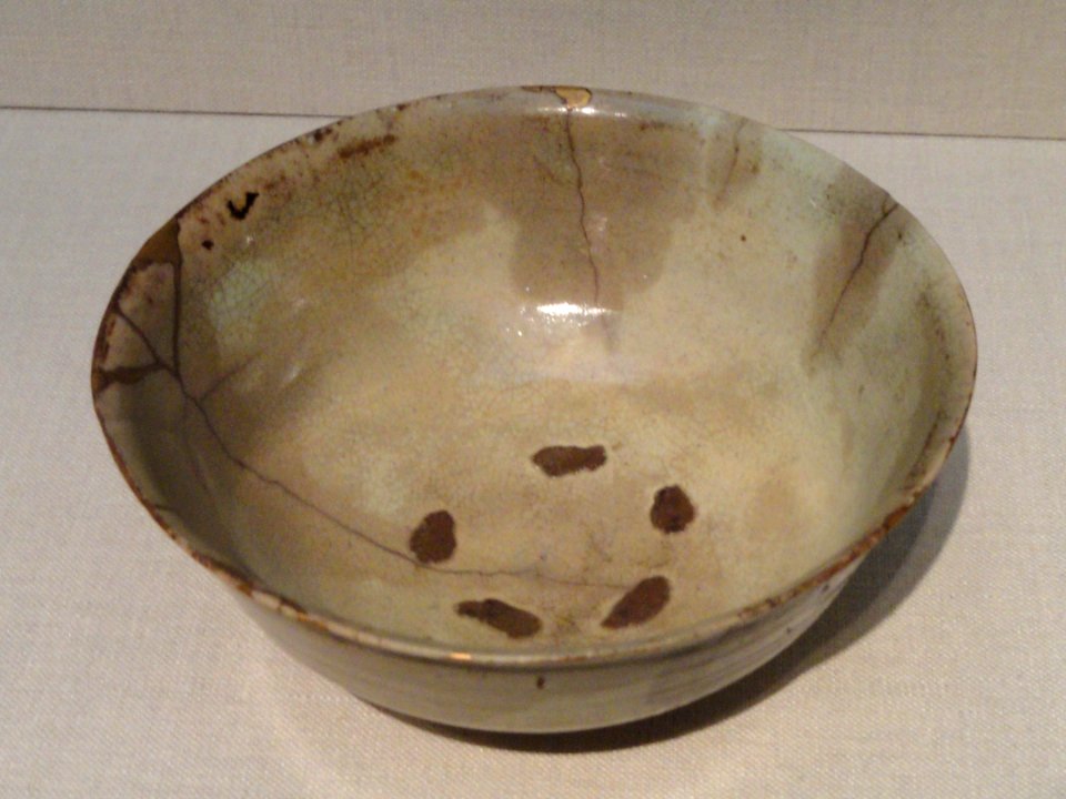 Tea bowl, Korea, western Gyeongsangnam-do province, Joseon period, 2nd half of 16th century, porcelain with translucent glaze and gold lacquer repairs - Freer Gallery of Art - DSC05455