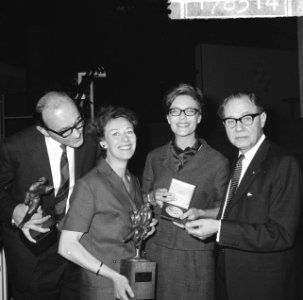 Toneelprijzen uitgereikt in Stadsschouwburg te Eindhoven, v.l.n.r. Andre van de , Bestanddeelnr 917-8314