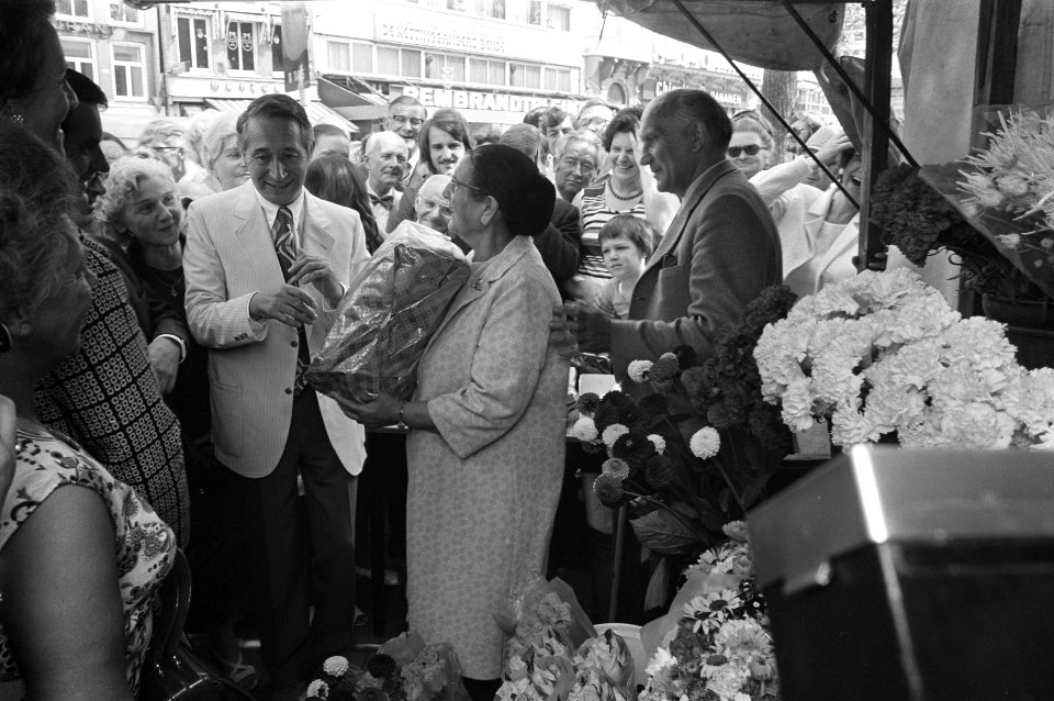 Tante Saar , bloemenvrouw van Rembrandtplein, gehuldigd door gemeentebestuur, We, Bestanddeelnr 925-7356