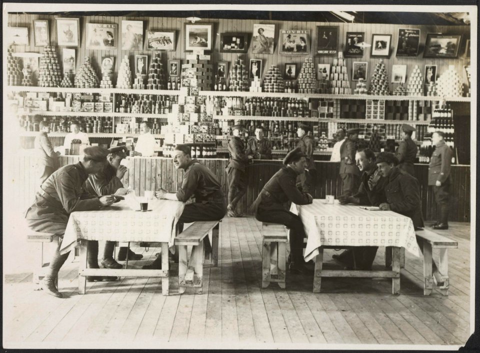 The interior of an Expeditionary Force B.E.F. canteen in France, Bestanddeelnr 158-2809
