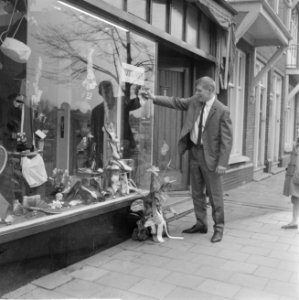 Tonnie Pronk (Ajax-speler) opende sportzaak aan de Middenweg te Amsterdam, Tonni, Bestanddeelnr 916-1384