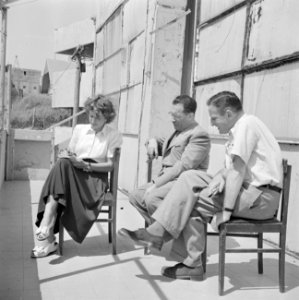 Toneelschrijfster Luisa Treves en H Bornstein en rechts een onbekende in gespre, Bestanddeelnr 255-1379