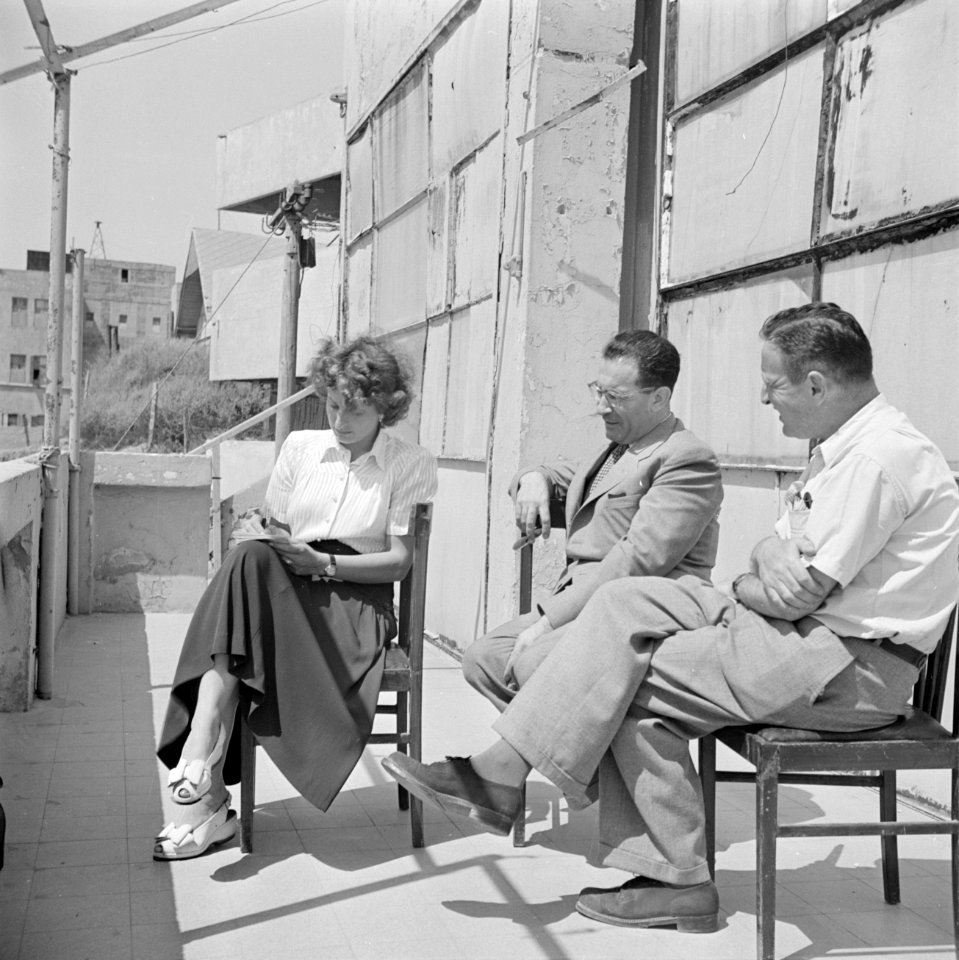 Toneelschrijfsterjournaliste Luisa Treves (G. Roselaar) en H. Bornstein en een , Bestanddeelnr 255-1380