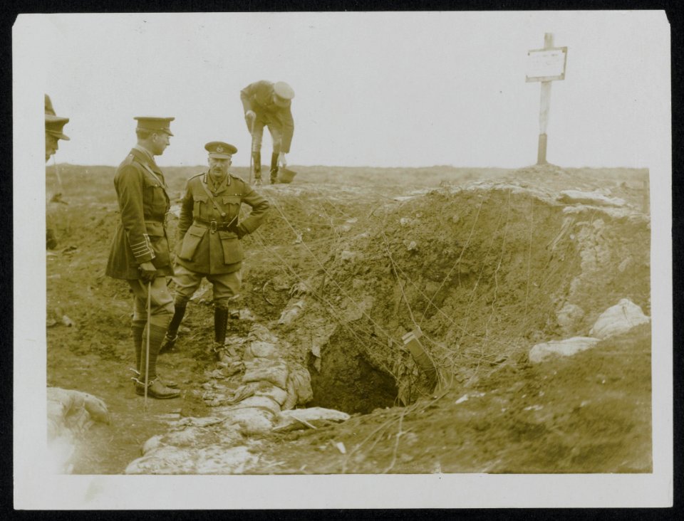 The King of the Belgians at the entrance of an old German dug-out with general …, Bestanddeelnr 158-0273
