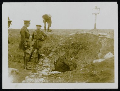 The King of the Belgians at the entrance of an old German dug-out with general …, Bestanddeelnr 158-0273