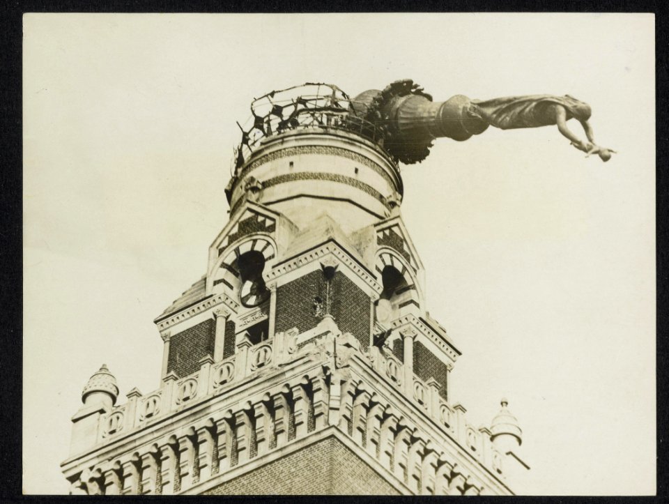 The leaning image on the Albert Cathedral statue has now been fixed to prevent i, Bestanddeelnr 158-1130