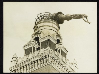 The leaning image on the Albert Cathedral statue has now been fixed to prevent i, Bestanddeelnr 158-1130