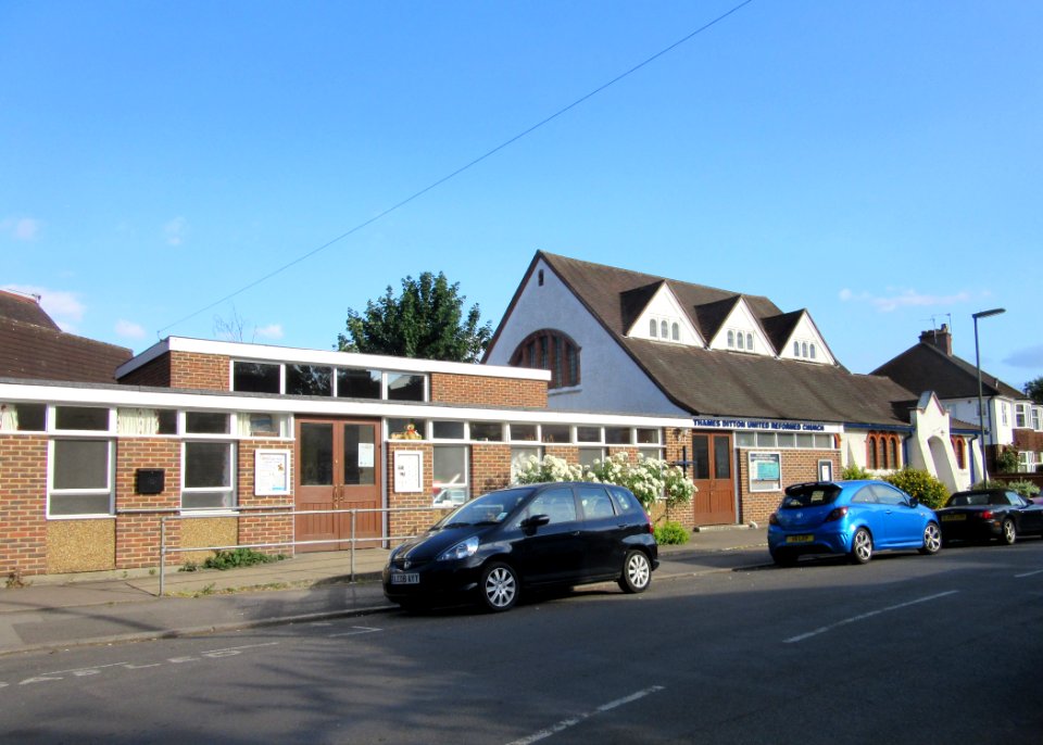 Thames Ditton United Reformed Church, Speer Road, Thames Ditton (June 2015) (3)