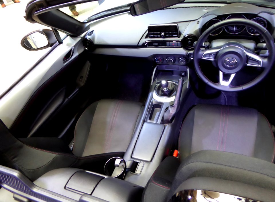 The interior of Mazda ROADSTER S Spacial Package (ND) with manual transmission