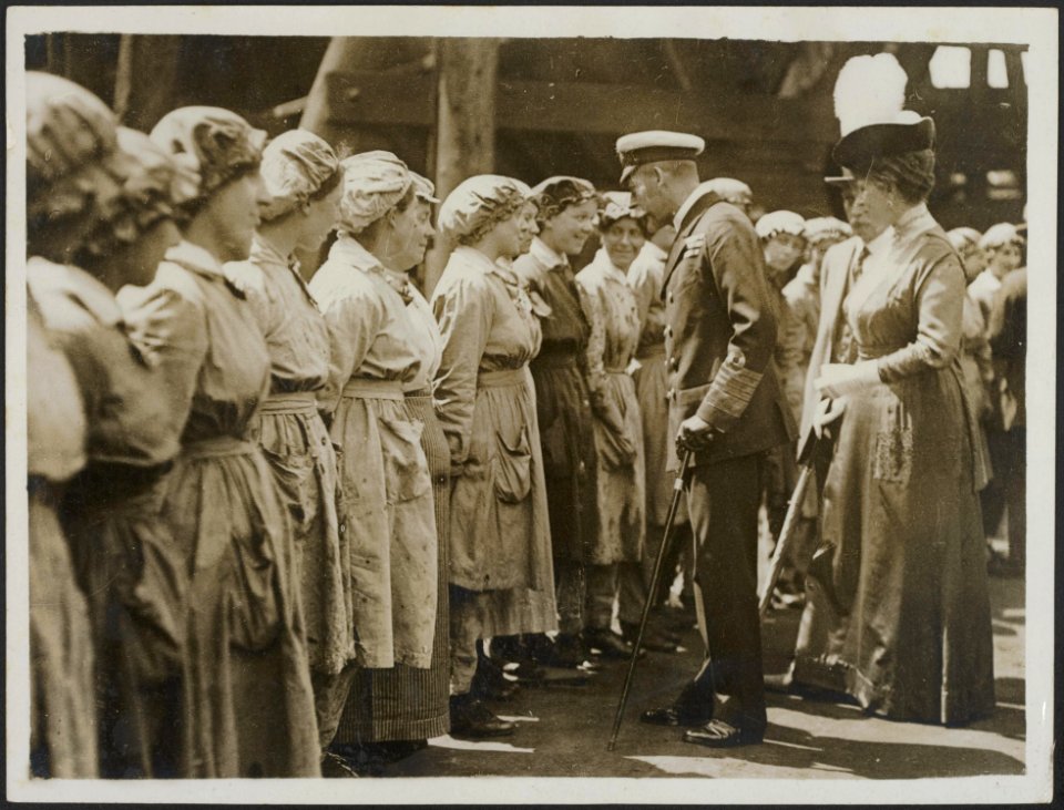 The King chatting to some of the munition girls., Bestanddeelnr 158-1946