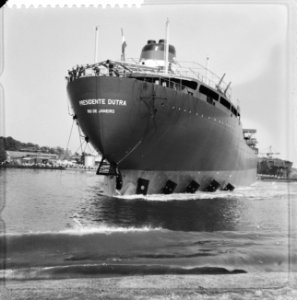 Tewaterlating op de werf van Verolme te Alblasserdam van tanker Presidente Dutr, Bestanddeelnr 910-5364