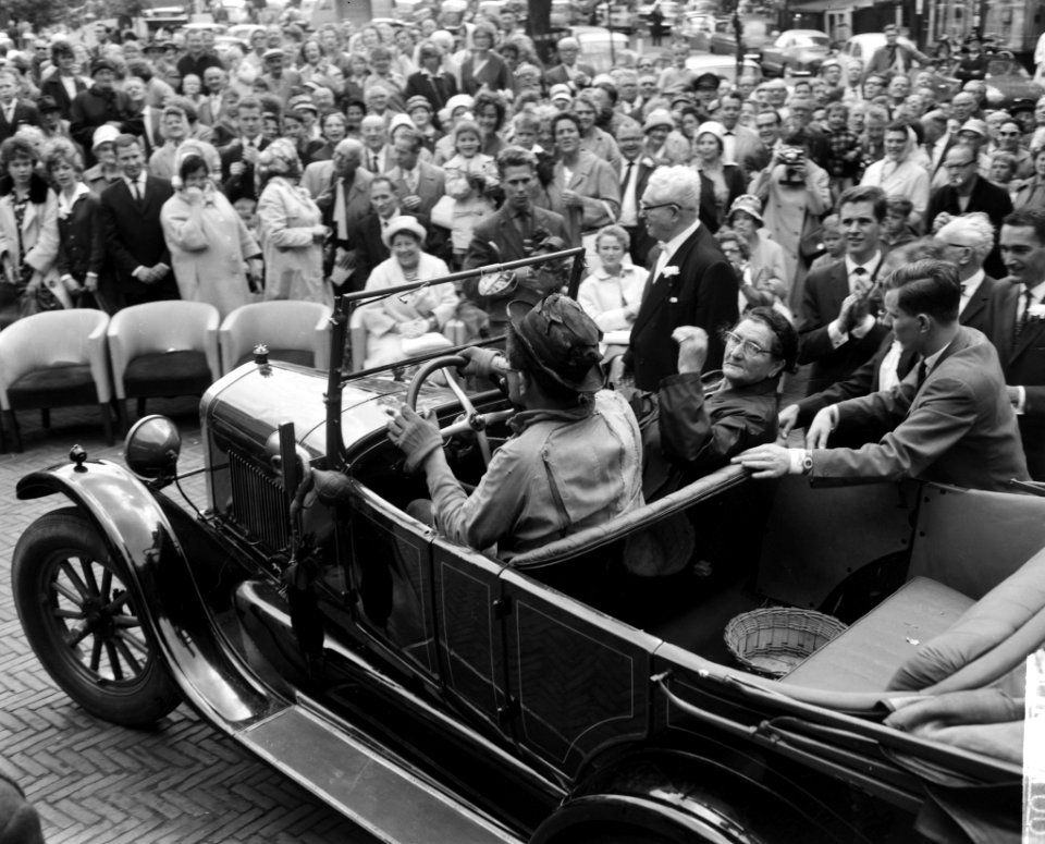 Tante Saars 50 jarig jubileum, intocht van tante Saar, Bestanddeelnr 914-2100