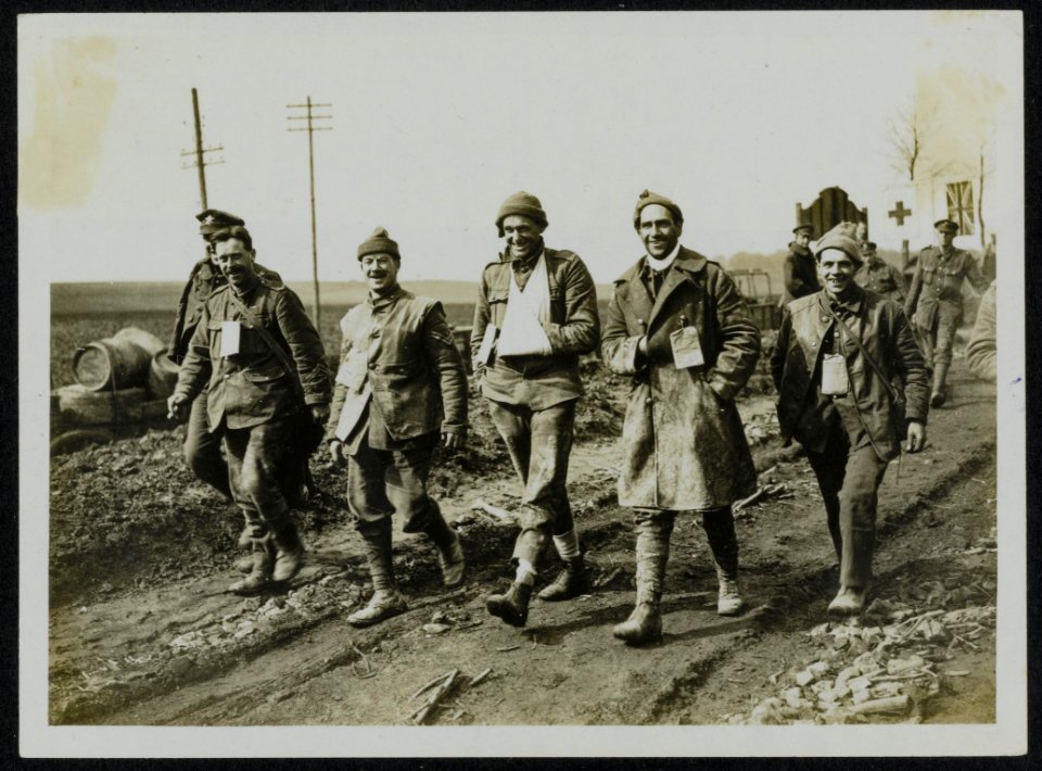 The Spirit of our Army. Keep smiling Carry on Wounded just arrived from the f, Bestanddeelnr 158-0149
