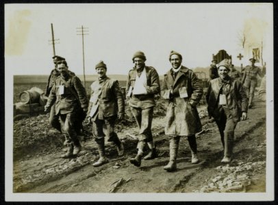 The Spirit of our Army. Keep smiling Carry on Wounded just arrived from the f, Bestanddeelnr 158-0149