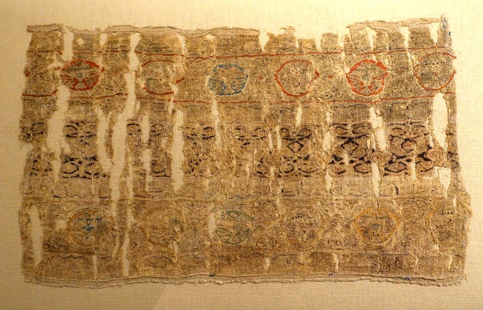 Tiraz textile, Egypt, 11th to 12th century AD, linen tabby with silk tapestry and gilt file - Aga Khan Museum - Toronto, Canada - DSC06475