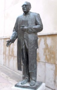 Tarragona - Portal del Carro, estatua de Monseñor Joan Tomàs i Bartolí