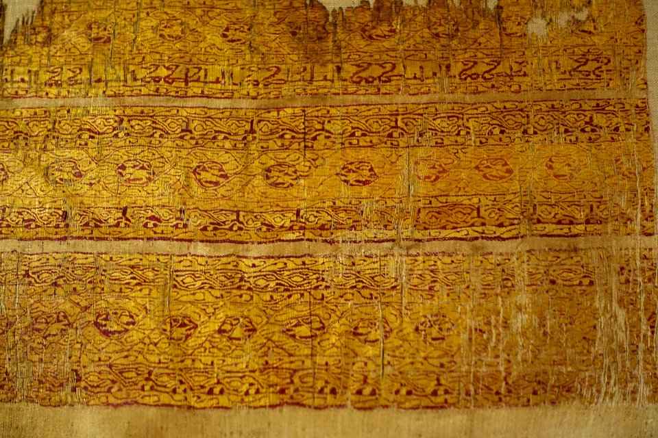 Tiraz textile with rabbits and other animals, Egypt, 12th century AD, glazed linen tabby with silk tapestry, view 2 - Aga Khan Museum - Toronto, Canada - DSC06463