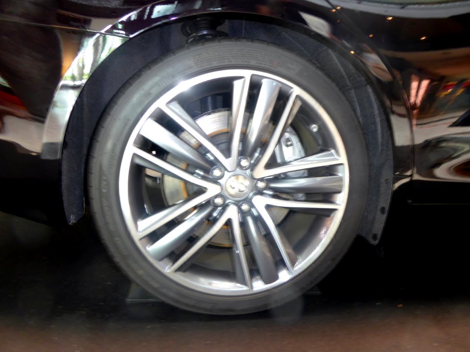 The tire wheel of Nissan SKYLINE 350GT HYBRID Type SP (DAA-HV37)