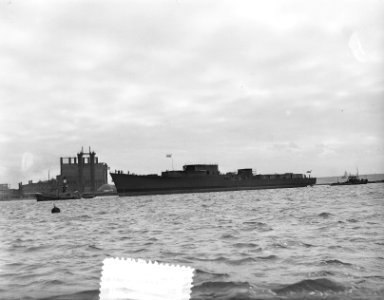 Tewaterlating onderzeebootjager bij NDSM Drenthe Amsterdam, Bestanddeelnr 907-0451