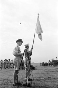 Toespraak kolonel P.J. de Broeckert, commandant Militaire Luchtvaart. Naast hem , Bestanddeelnr 172-2-2