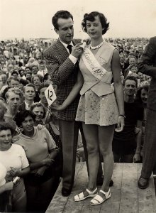 Tiney Cevat uit Amsterdam werd zondag door het publiek tot Miss Zandvoort 1950 gekozen. Aangekocht in 1977 van fotograaf C. de Boer. Identificatienummer 54-004351, NL-HlmNHA 1478 25900 K 38