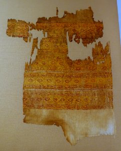 Tiraz textile with rabbits and other animals, Egypt, 12th century AD, glazed linen tabby with silk tapestry, view 1 - Aga Khan Museum - Toronto, Canada - DSC06460