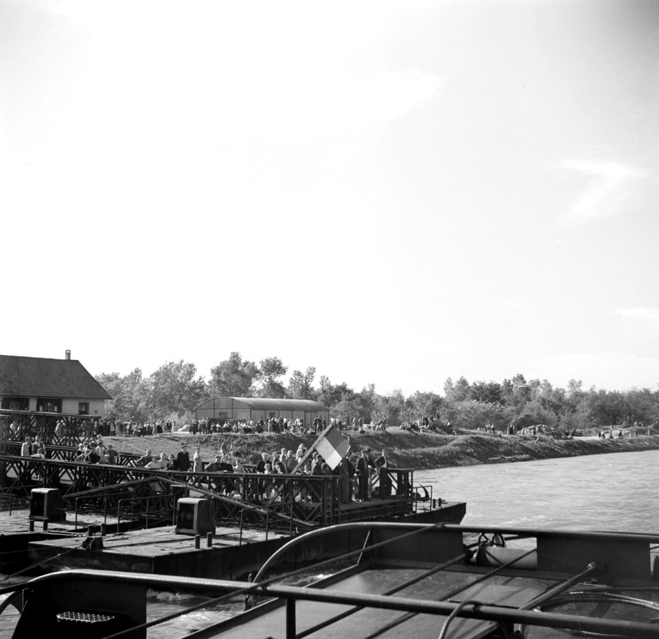 Toeschouwers op zondag aan de oever van het Grand Canal d'Alsace, Bestanddeelnr 254-1207