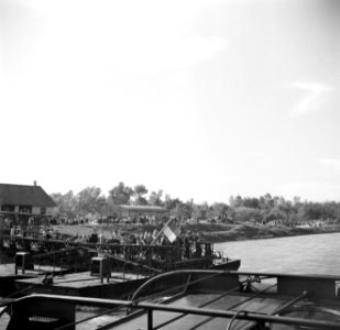 Toeschouwers op zondag aan de oever van het Grand Canal d'Alsace, Bestanddeelnr 254-1207