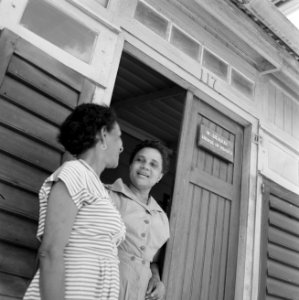 Tilly en Miltje voor het huis (nr. 117) van moeder Henar in Paramaribo, Bestanddeelnr 252-4907