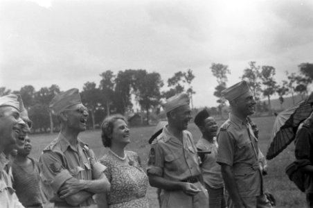Toeschouwers en officieren lachen, Bestanddeelnr 353-3-1